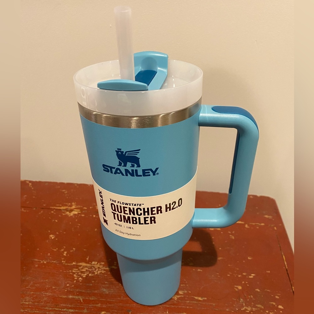 SOLD!! Stanley Quencher 40oz Pool